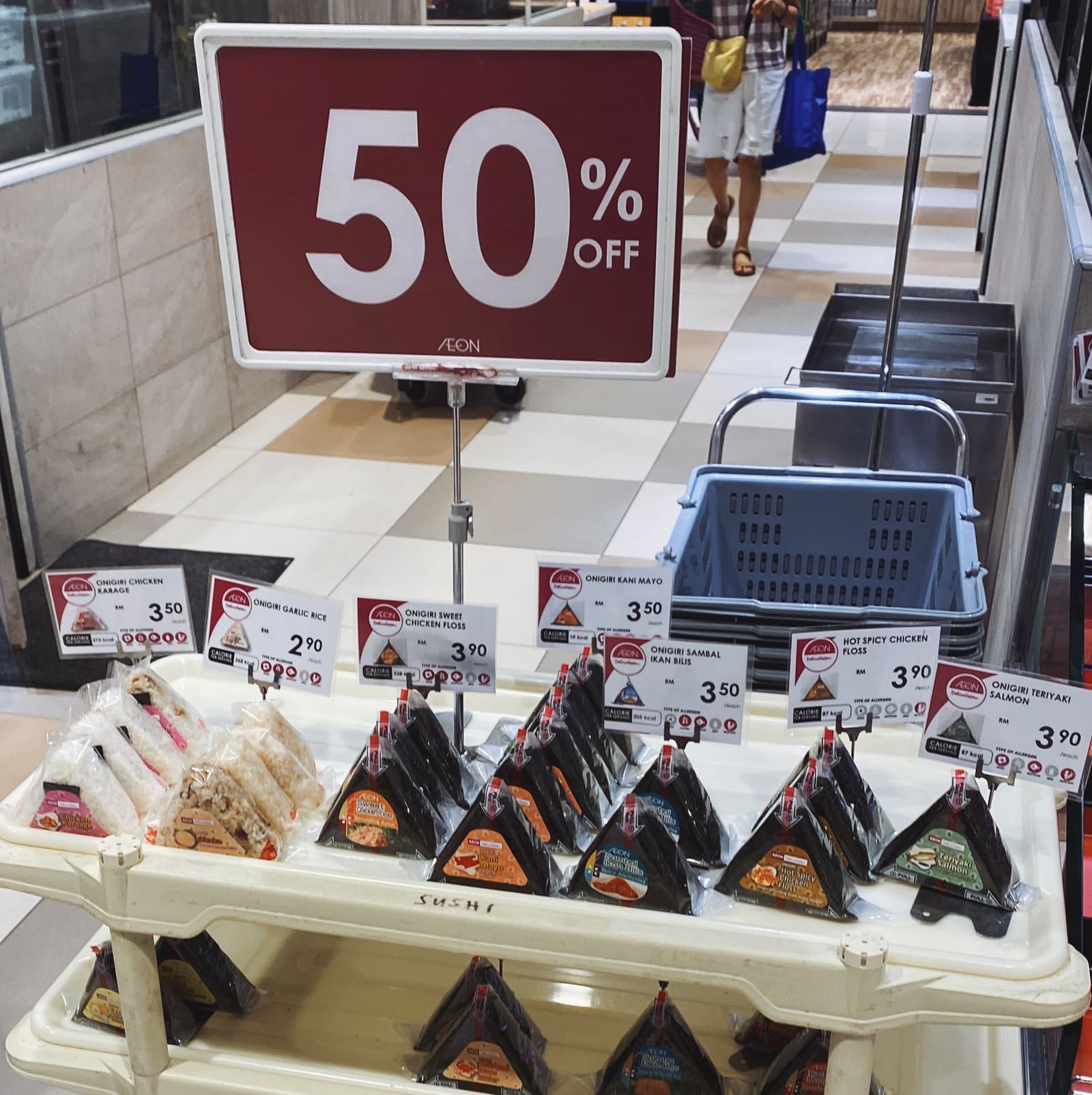 Onigiri murah kat AOEN guys, 8PM ke atas ada discount 50%
